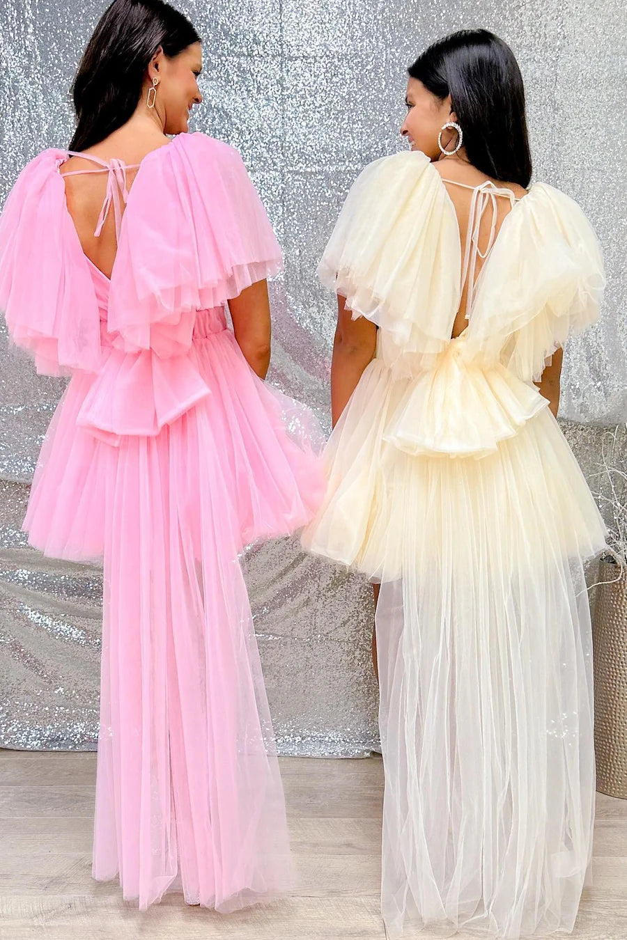 Vestido de fiesta con escote en V profundo y mangas con vuelo